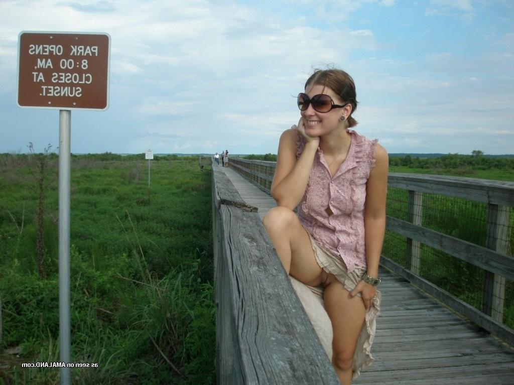 15P Amateur teen GF in sunglasses flashing in public