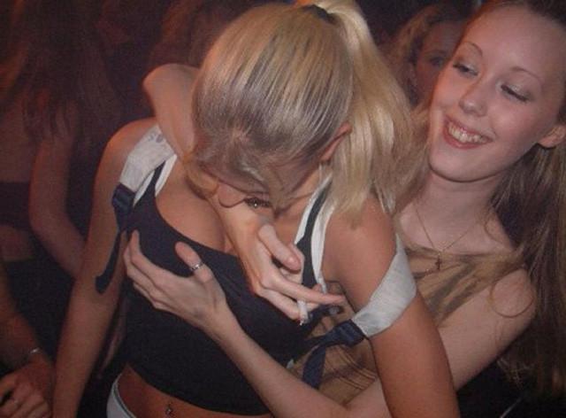 16P Des étudiantes amateurs surprises nues et seins nus