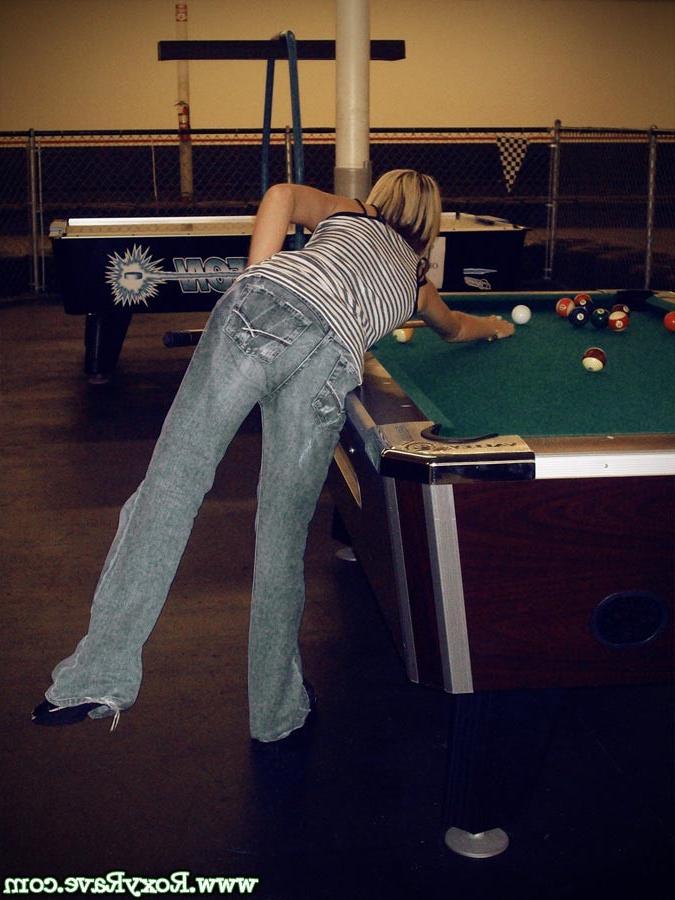 16P Amateur teen girl shooting pool