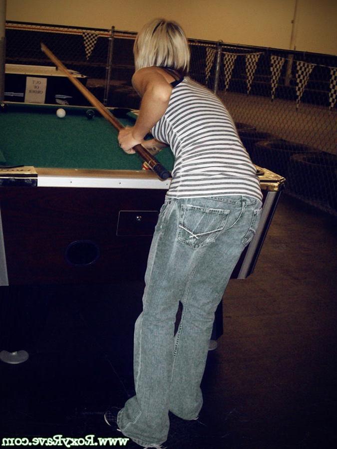 16P Amateur teen girl shooting pool