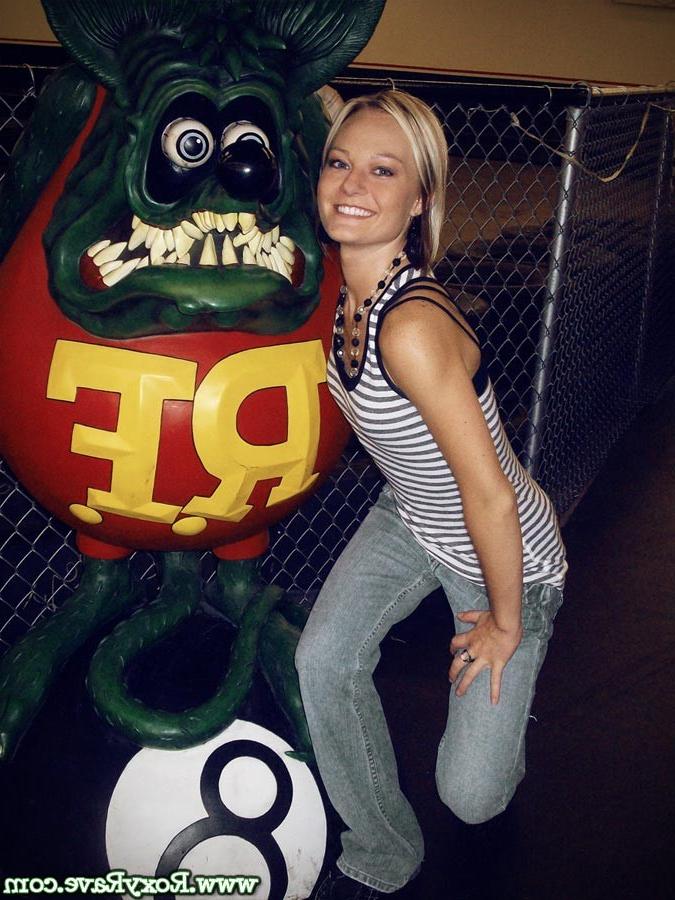 16P Amateur teen girl shooting pool