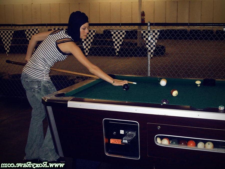 16P Amateur teen girl shooting pool