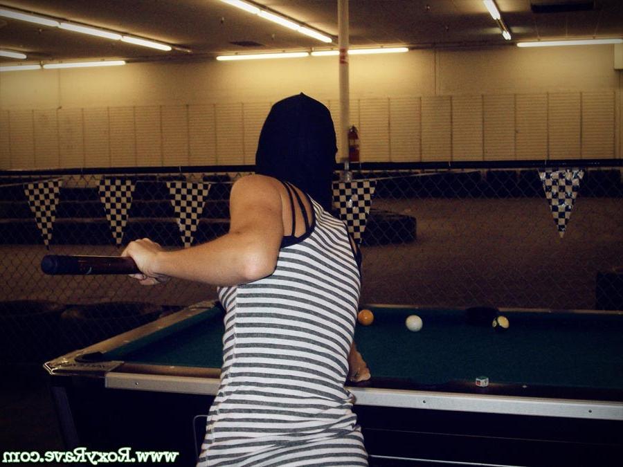16P Amateur teen girl shooting pool