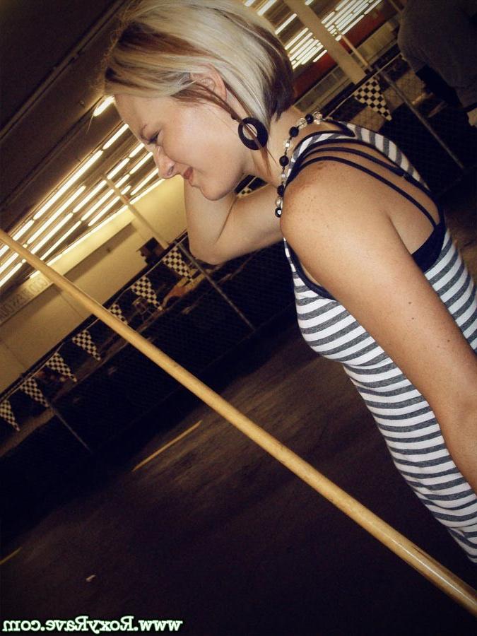 16P Amateur teen girl shooting pool