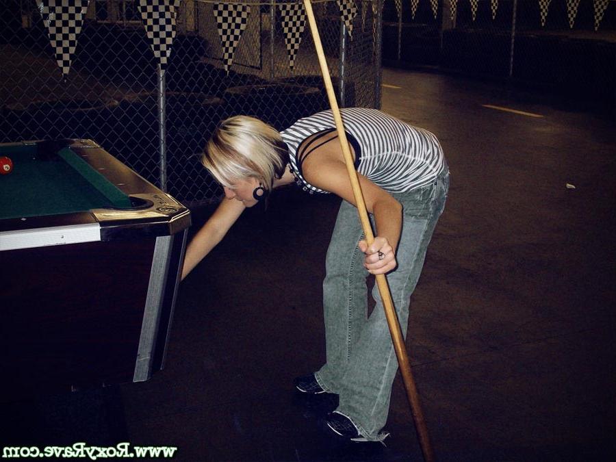 16P Amateur teen girl shooting pool