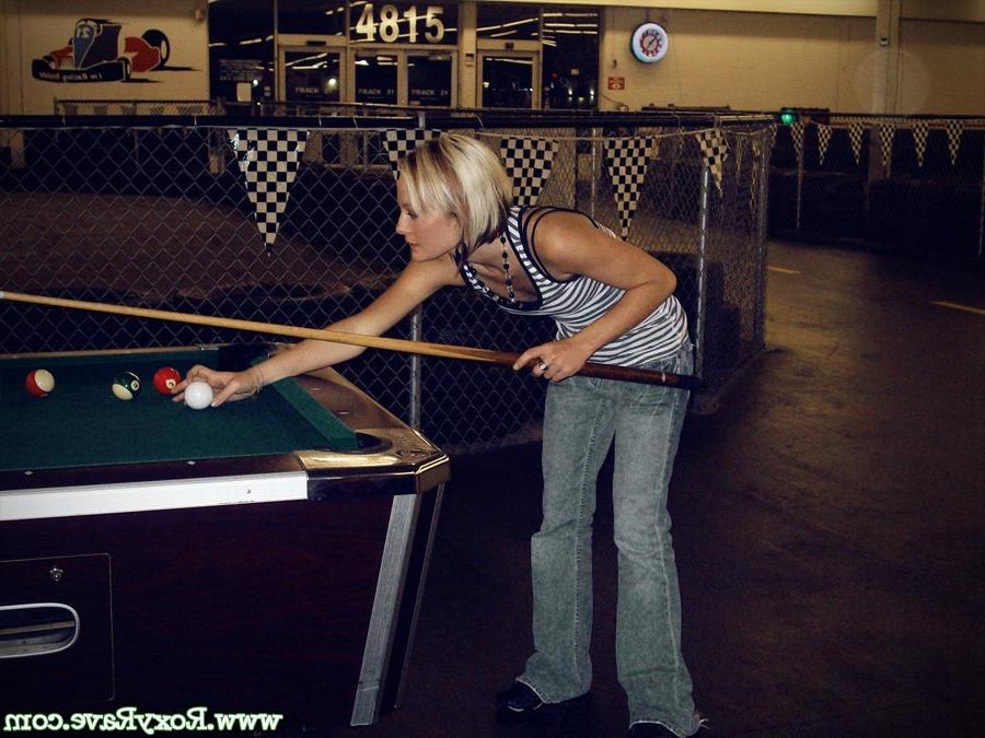 16P Amateur teen girl shooting pool