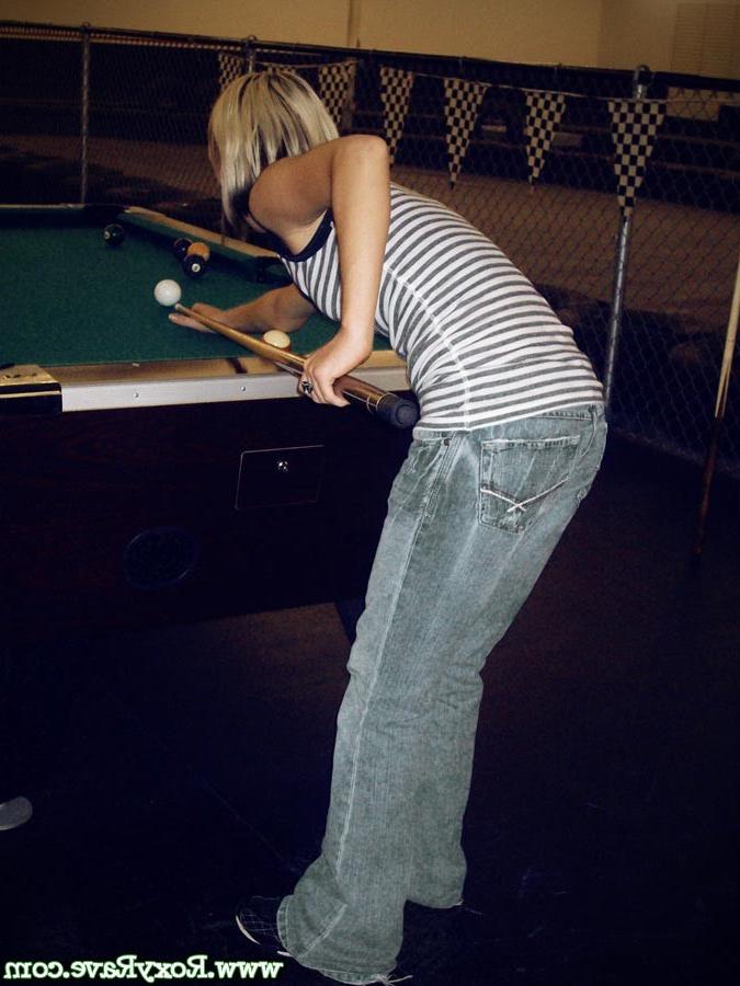 16P Amateur teen girl shooting pool
