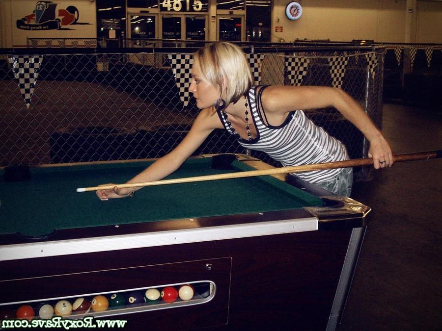 16P Amateur teen girl shooting pool