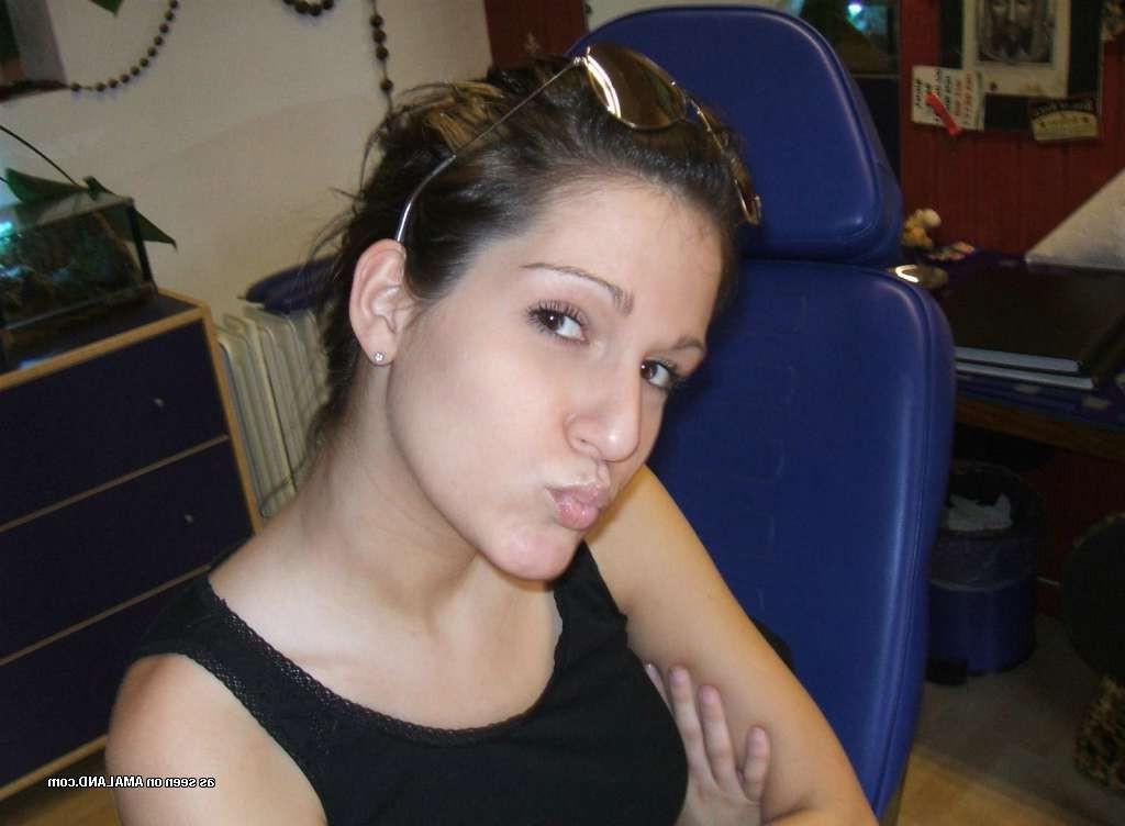 15P Cock sucking amateur teen GF shows pussy closeup in homemade pix