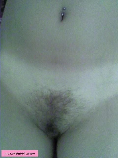 15P Close up amateur teen GF pussy spread wide open in homemade pix