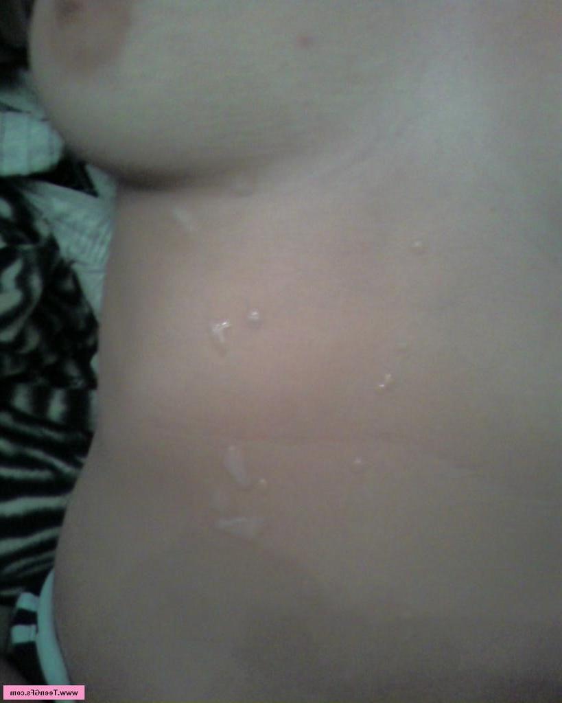 15P Close up amateur teen GF pussy spread wide open in homemade pix