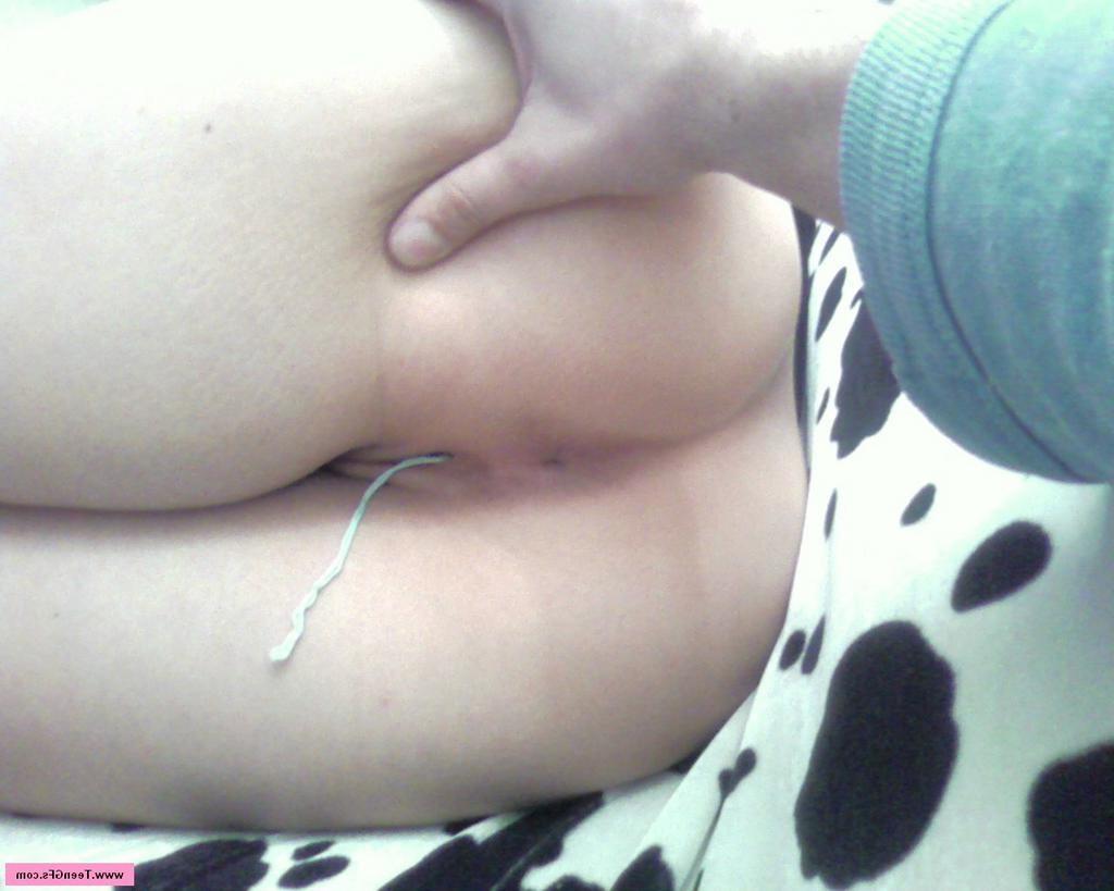 15P Close up amateur teen GF pussy spread wide open in homemade pix