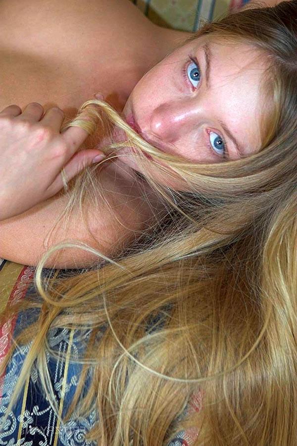 12P Amateur teen girl next door spreading