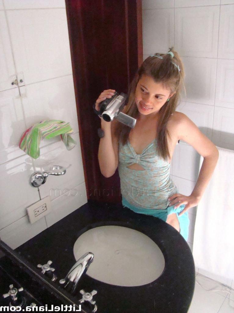 16P A perfect teen babe filming her own naked body
