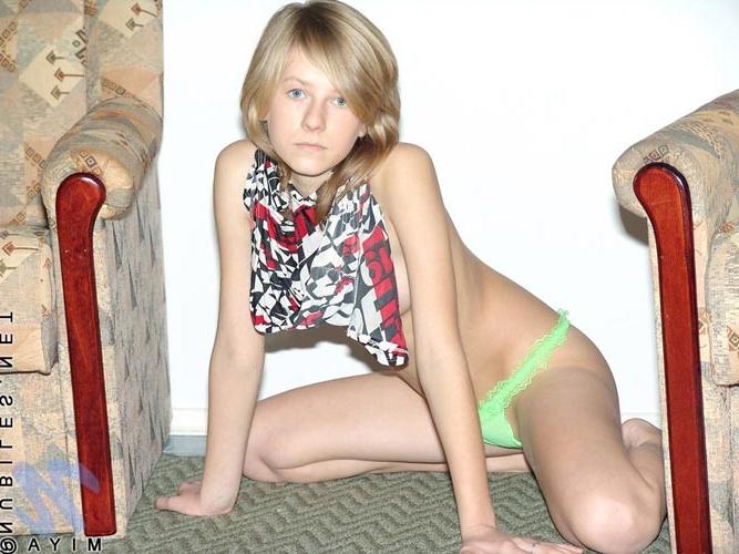 16P Real amateur teen shows her young shaven pussy /