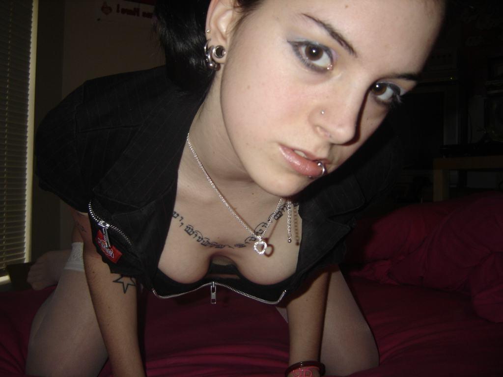 15P Tattooed and pierced amateur teen emo girlfriend in homemade pix