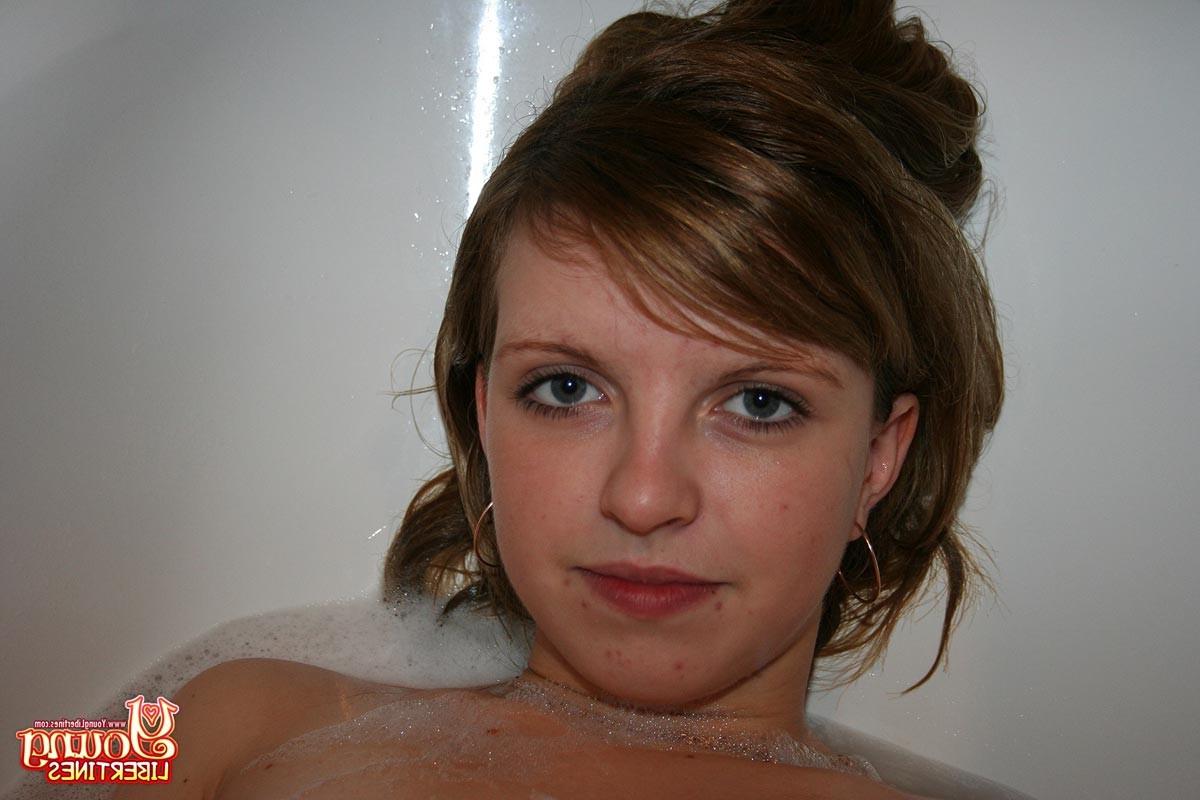 16P Amateur teen girl sucks in bathtub