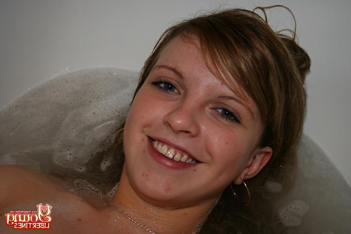 16P Amateur teen girl sucks in bathtub