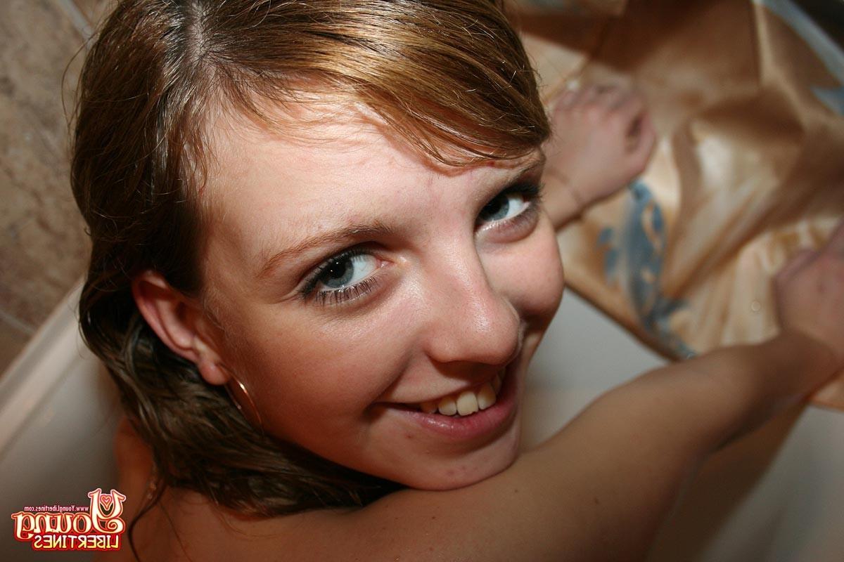 16P Amateur teen girl sucks in bathtub