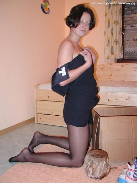 16P amateur teen posing in pantyhose