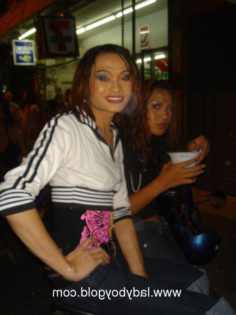9P street walking thai ladyboy hookers make cash