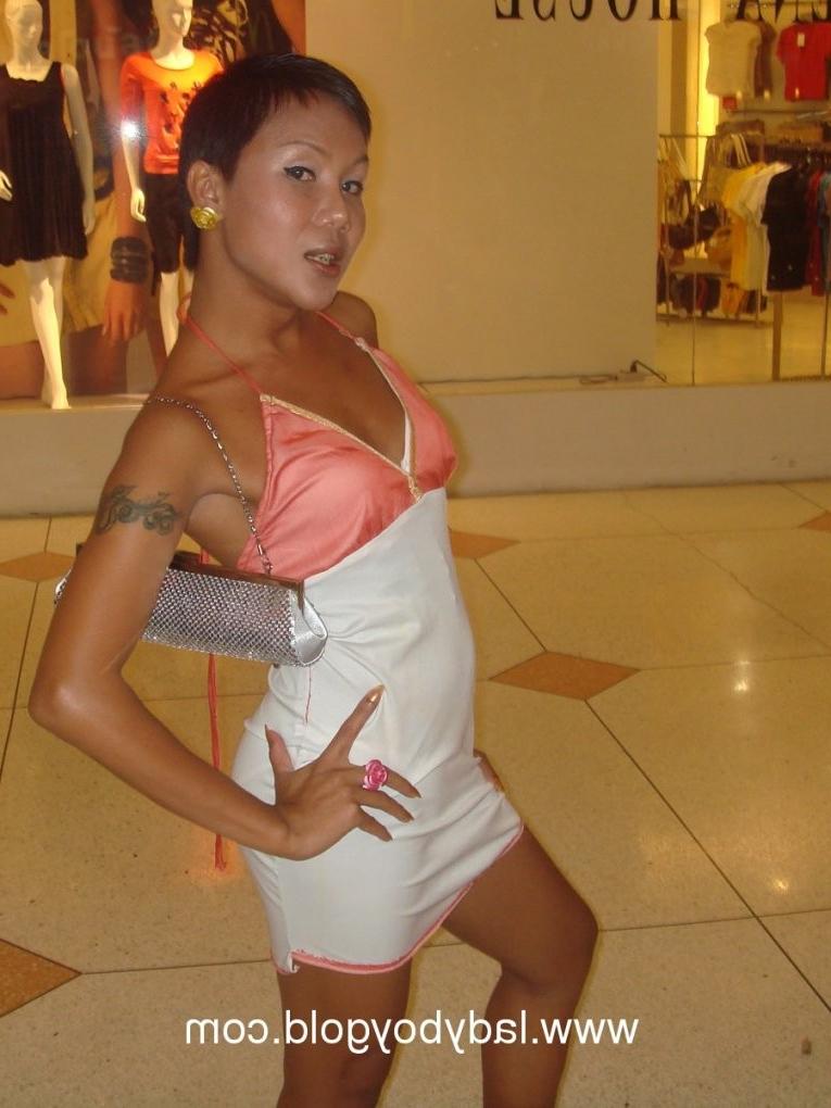 9P street walking thai ladyboy hookers make cash