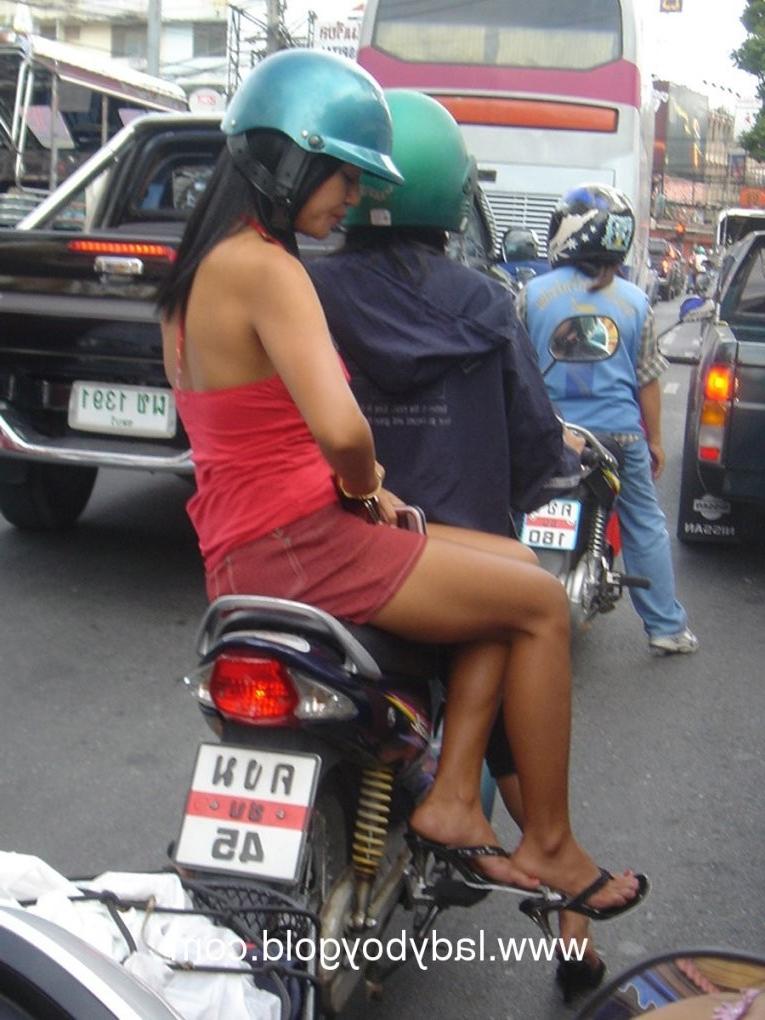 9P street walking thai ladyboy hookers make cash