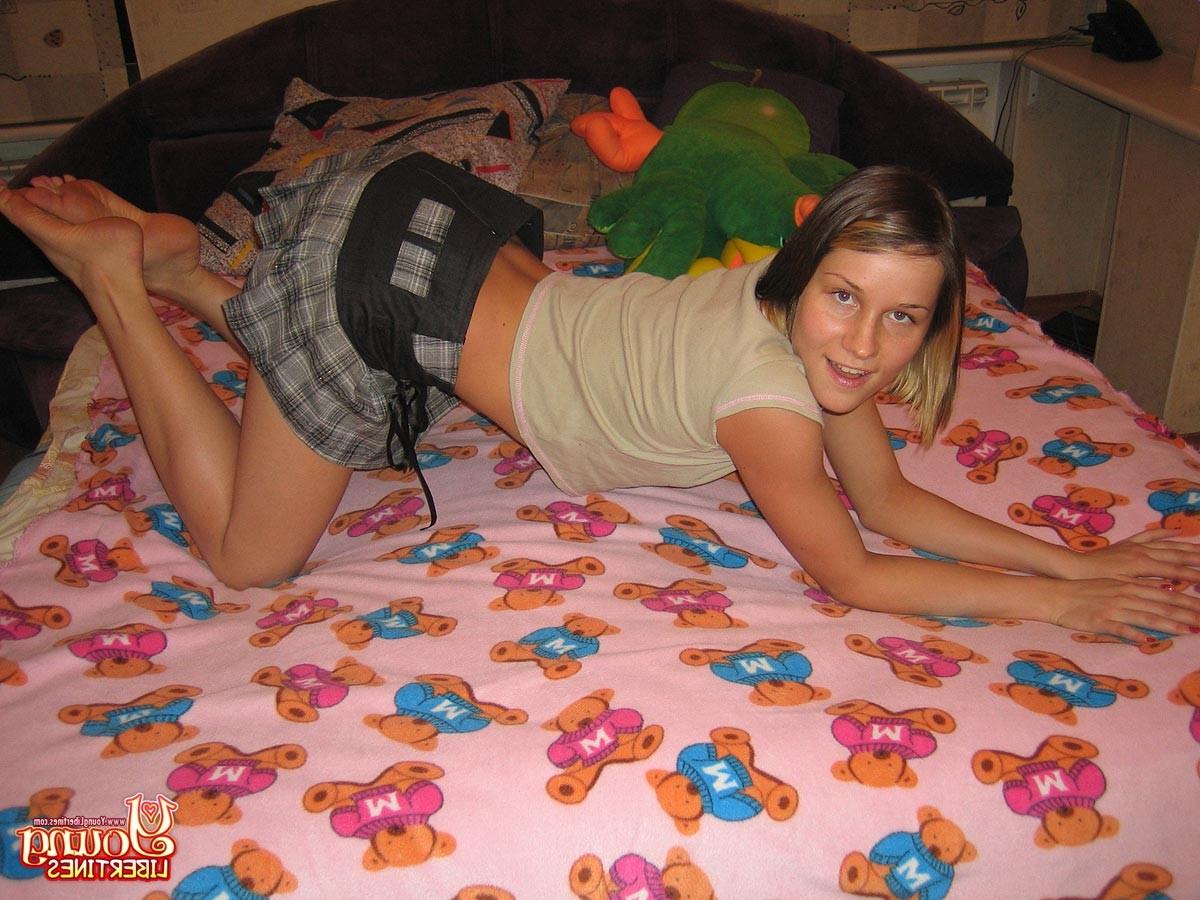 16P Amateur teen gf fucks dildo