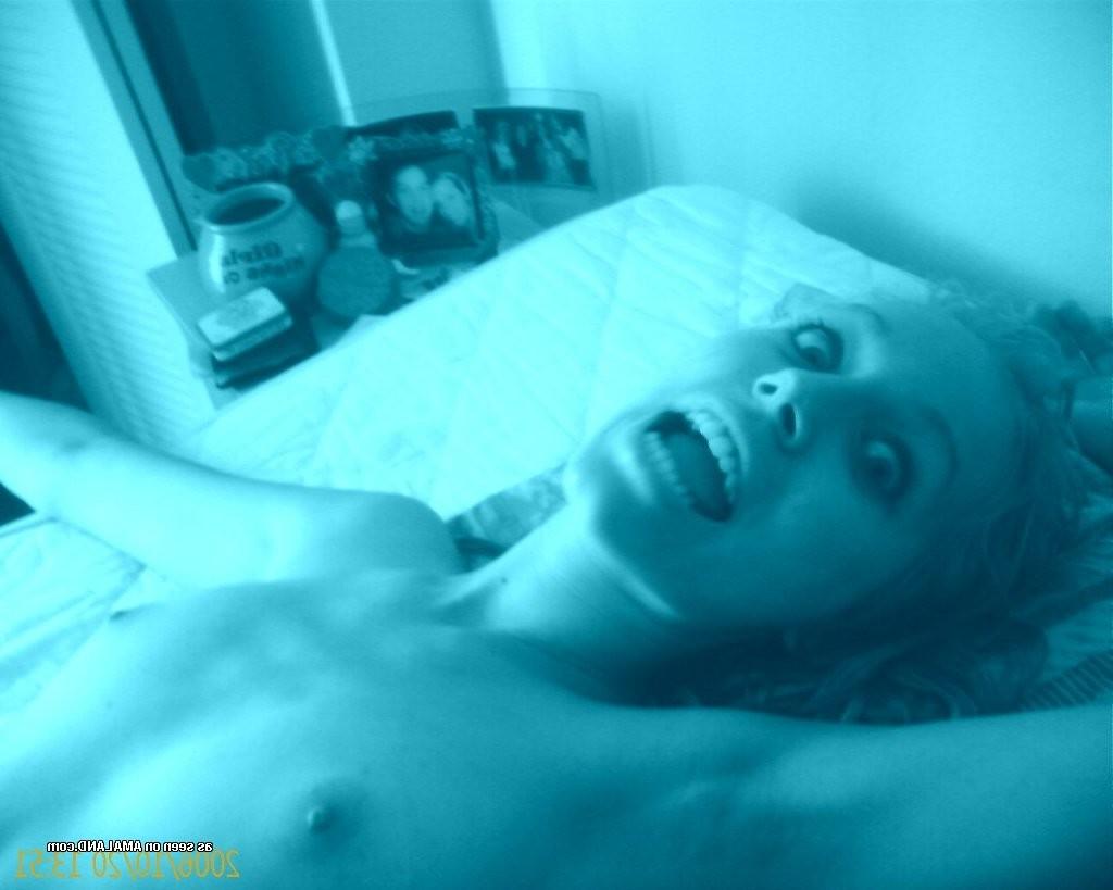 15P Shocking amateur teen girlfriends strip and spread