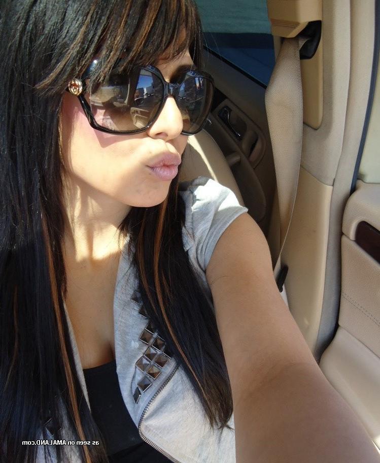 15P Shocking amateur teen girlfriends strip and spread