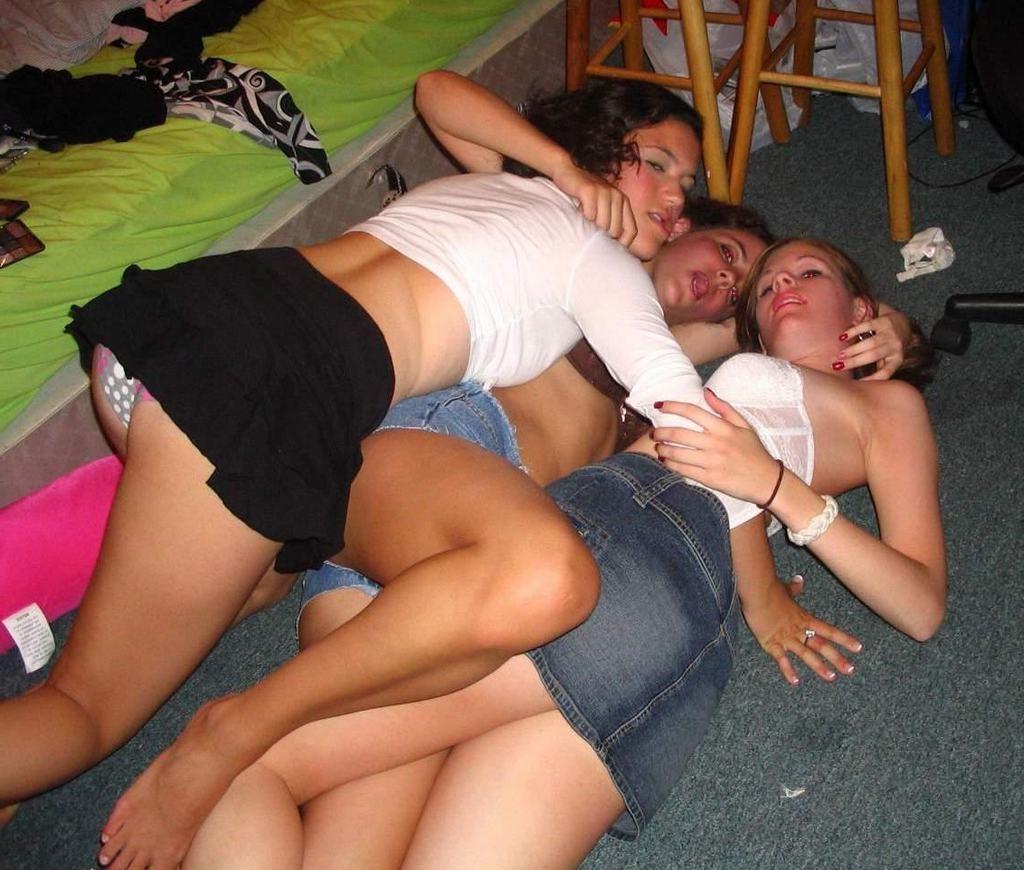 15P Goofy and seductive next door amateur teen GFs in homemade pix