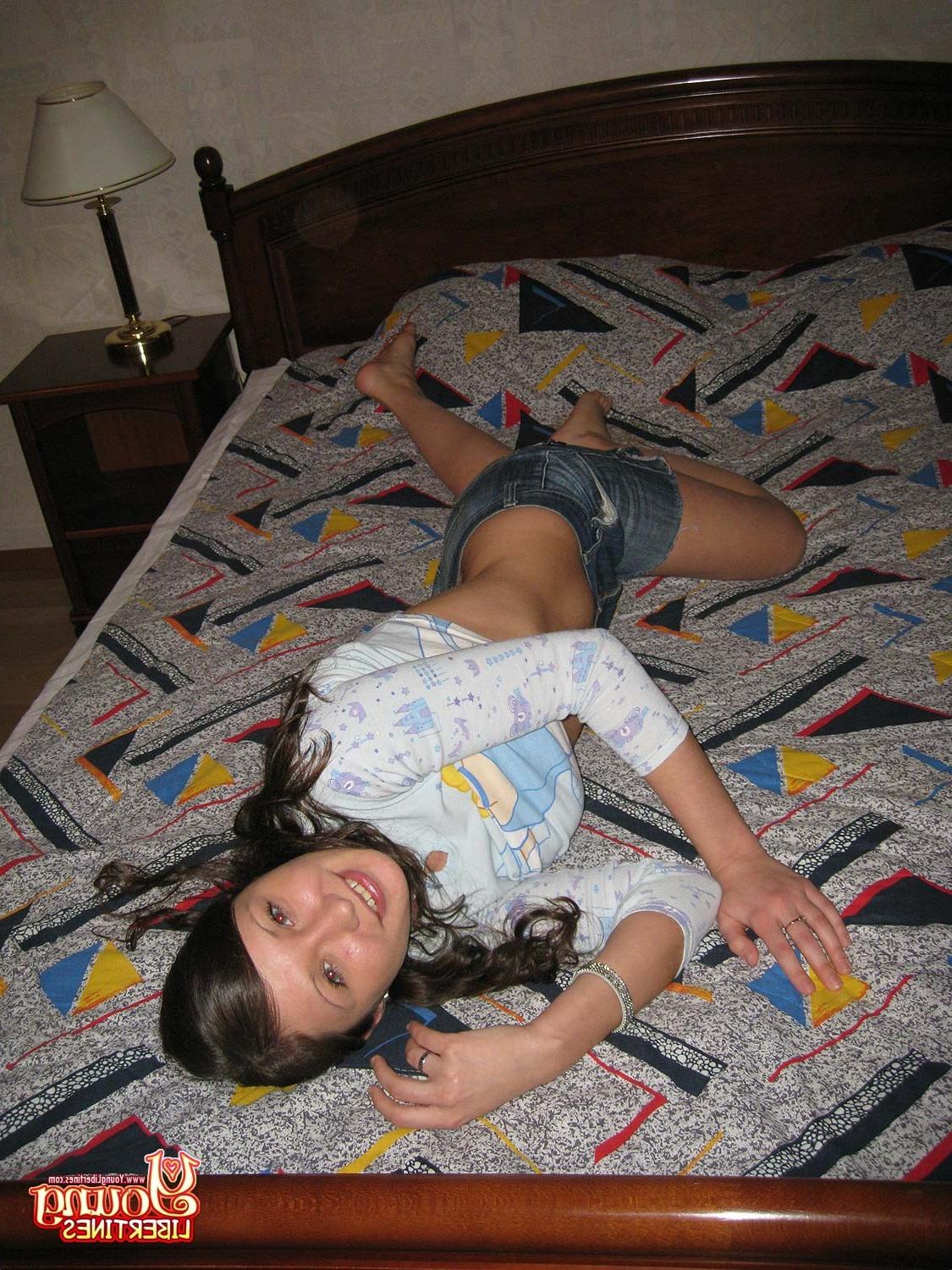 16P Amateur teen strips nude in bedroom