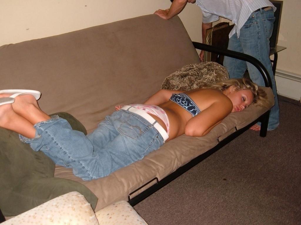 15P Intoxicated amateur teen girlfriends in homemade naked party pix