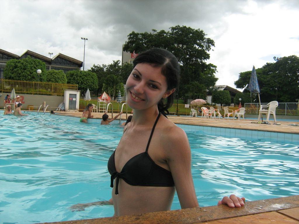 15P Cute petite amateur teen girlfriend gives blowjob