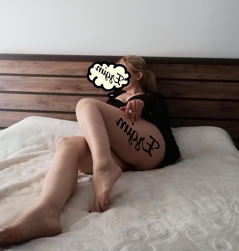 25P Turkish MILFS Mom Ev Hanimi Ezgi Mama Turkey Mom