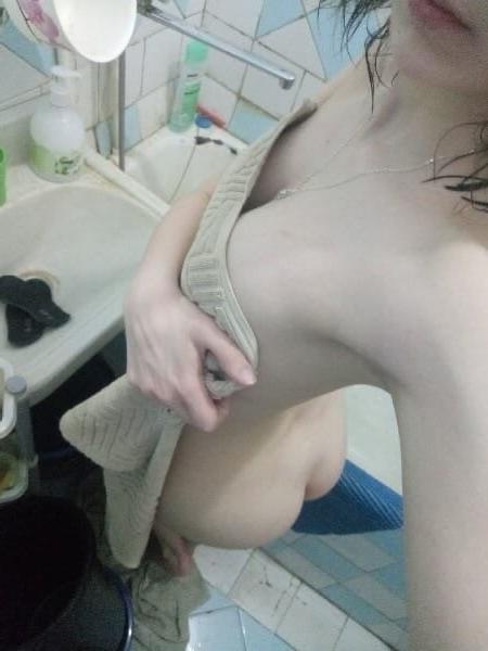 15P Sexy Babe And Her Not So Private Selfies