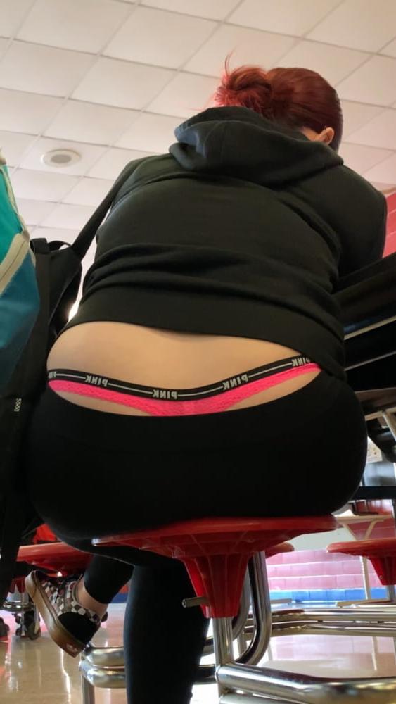 25P Candid young slut : thong VI