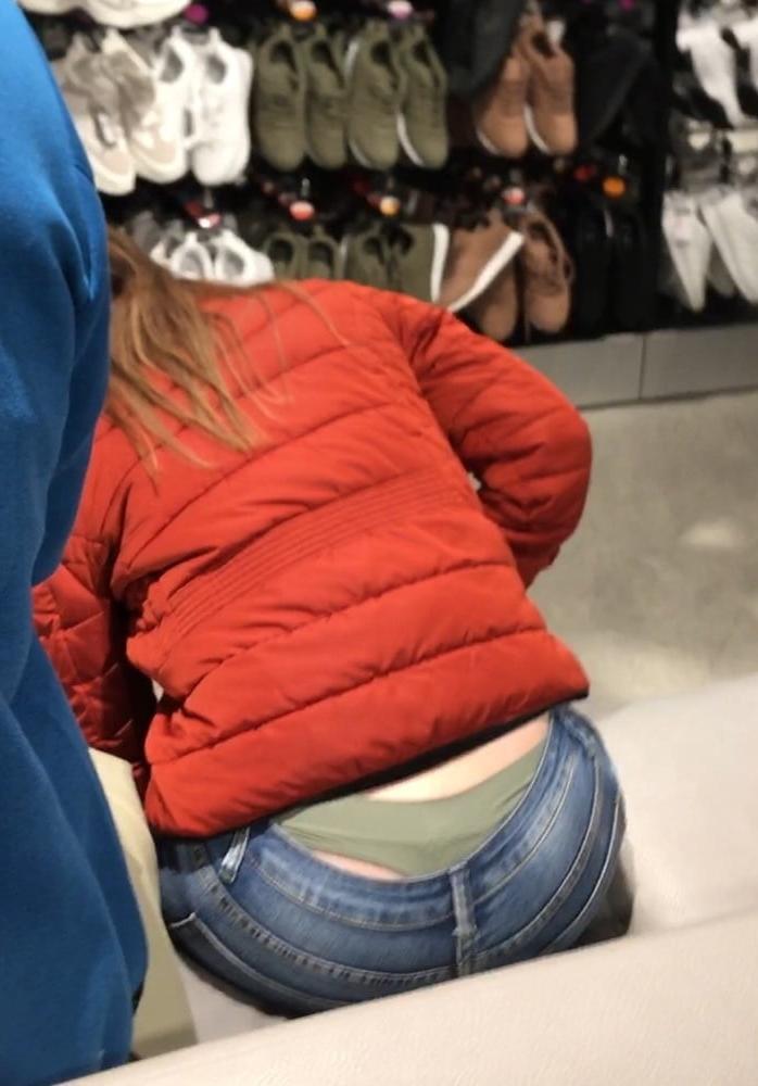 25P Candid young slut : thong VI