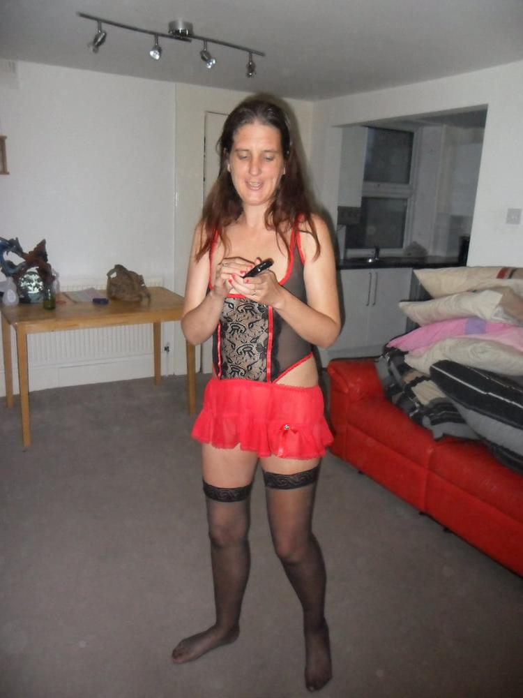 25P 9. UK wife poses nude for hubby