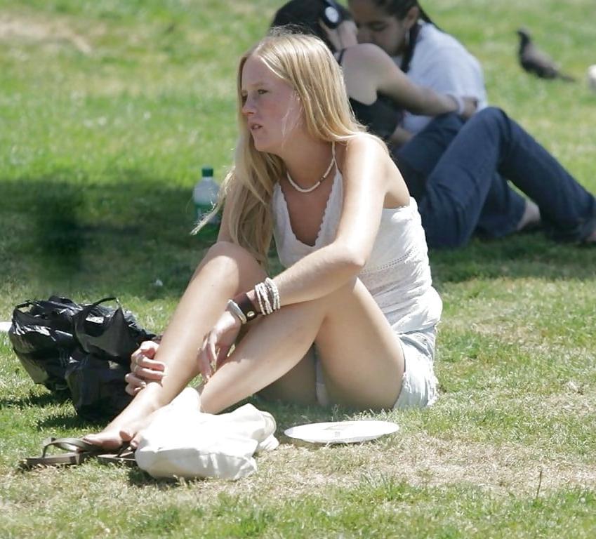 25P Candid young slut : upskirt IX