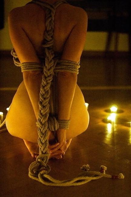 25P Knieende Frauen in schoener Bondage #27