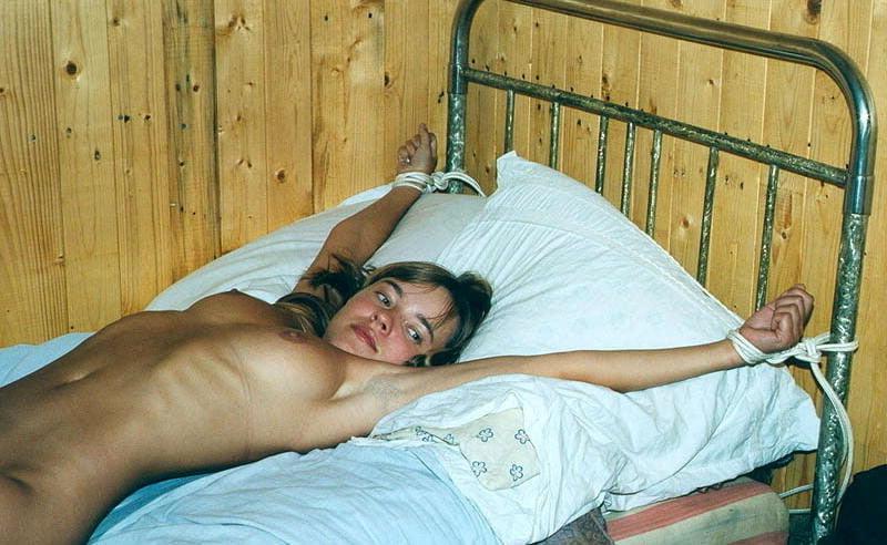 25P Liegende Frauen in schoener Bondage #21