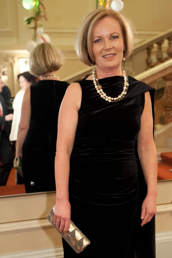 25P Mature Ladies Dressed But Sexy 109