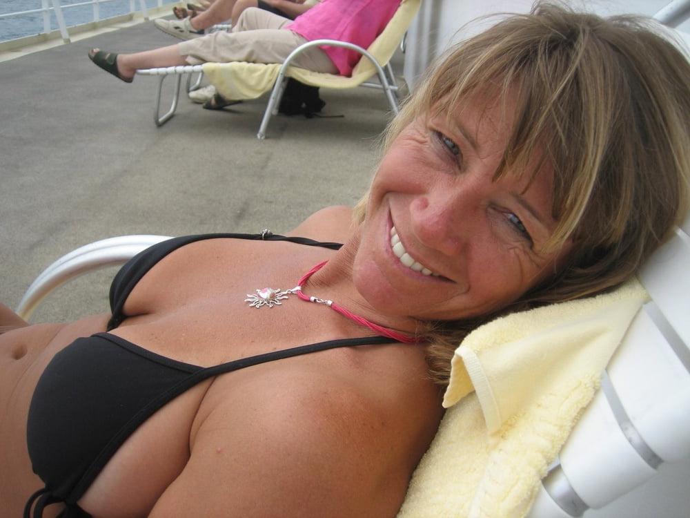 25P Mature Ladies Dressed But Sexy 109