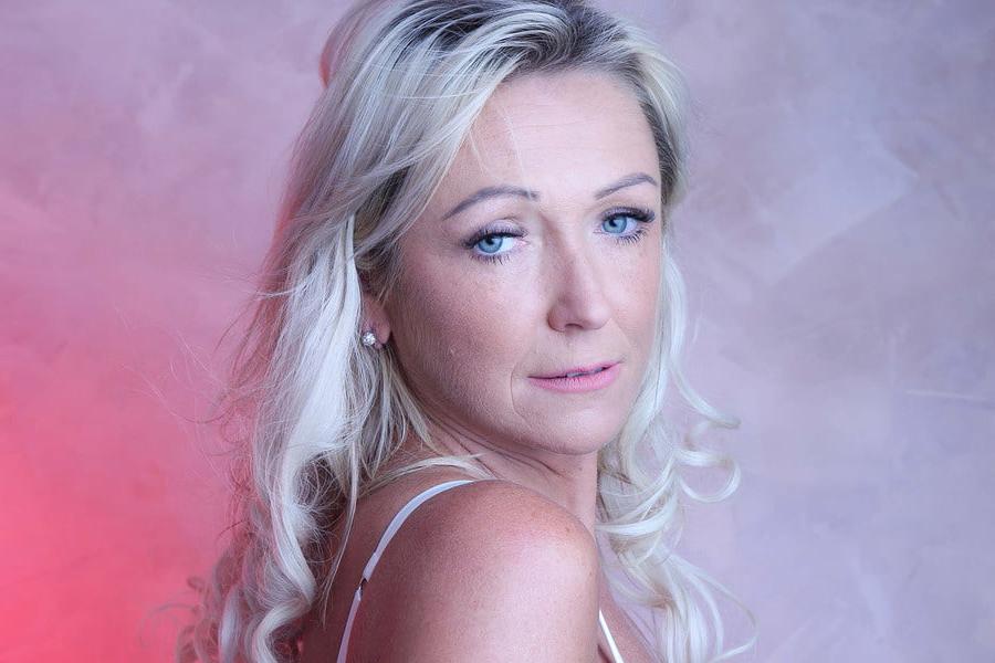9P Donna, sexy UK MILF Slut