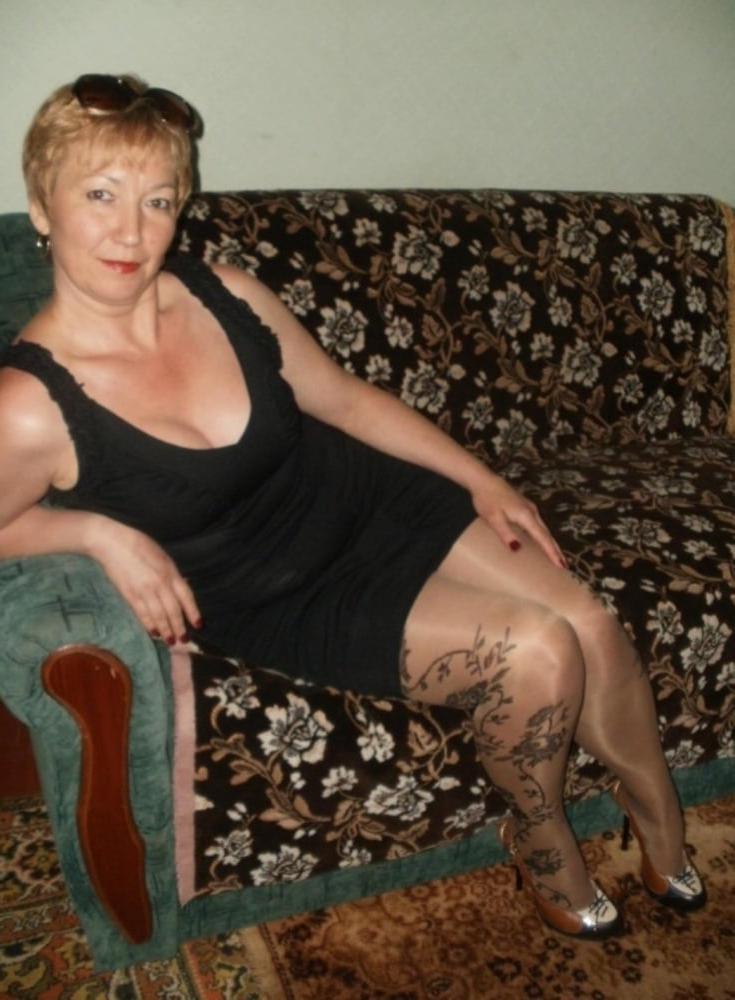 25P Non Nude Mature woman