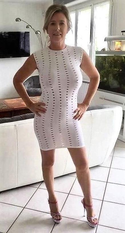 25P Non Nude Mature woman
