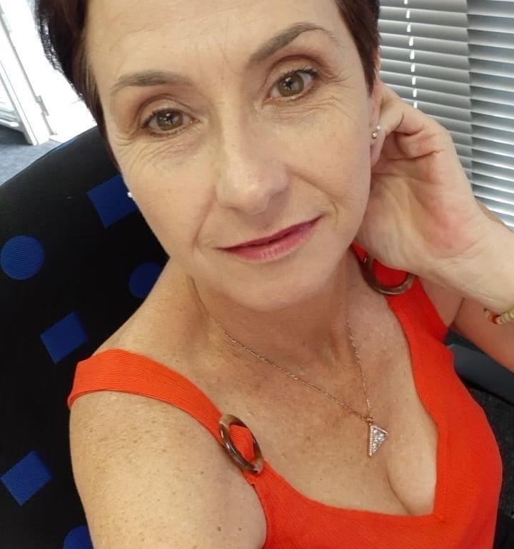 25P Non Nude Mature woman