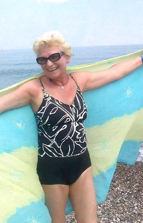 25P Non Nude Mature woman