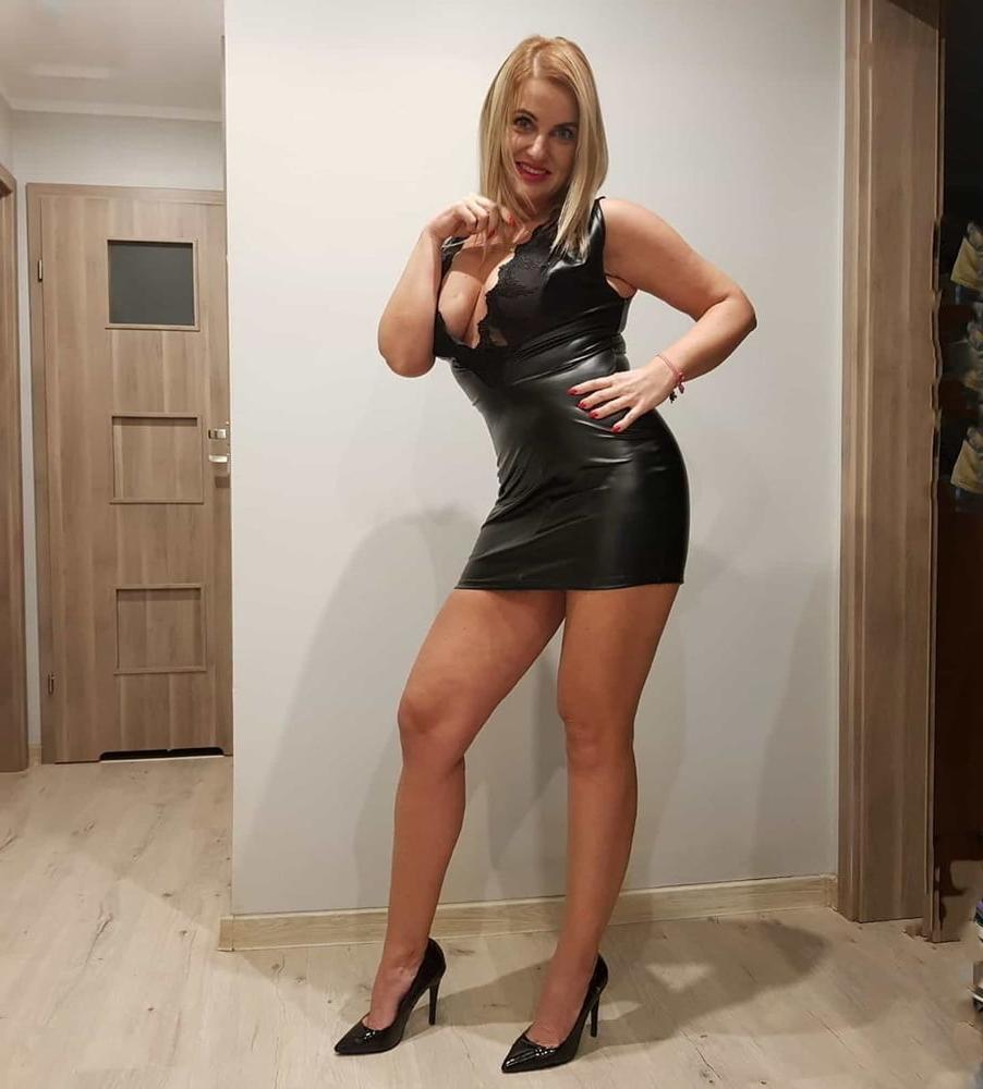25P Let Slut Aunty Tug You Off